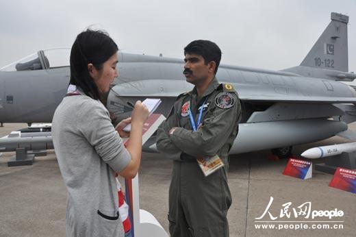 2012��11��15�����磬�ͻ�˹̹��܊����֩�롱�����ϯ�w�ІT Ahsan��У�ڵھŌ��Ї���չ�F����������WӢ��ӛ����ި�Ĳ��L��   �zӰ������W����ӛ��  ���D��
