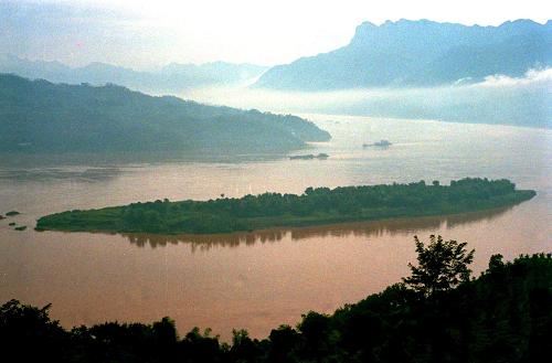 千秋三峽 世紀偉業——三峽工程見證新中國60年發展足跡 這是中堡島的原始地貌(資料照片)。三峽工程于1994年12月14日正式開工,工程采用分期導流方式,分三期進行施工,以中堡島為分界點向兩側延伸,分別修建左岸和右岸大壩。 “截斷巫山云雨,高峽出平湖”,隨著設計建設任務的如期完成,歷經近17年的建設,舉世矚目的三峽工程將一代偉人的豪邁設想變為現實。承載著共和國水利輝煌夢想的三峽工程,鑄就了惠及千秋的民生水利。 三峽工程凝聚了幾代中央領導集體和全國人民的智慧與力量。1978年至1988年,三峽工程基本完成了建設的決策準備;1988年至1998年,三峽工程正式開工并實現大江截流;1998年至2008年,三峽樞紐主體工程、輸變電工程和移民工作基本完成,三峽水庫實現了175米蓄水的最終目標條件,使夢想變為現實。 新華社發
