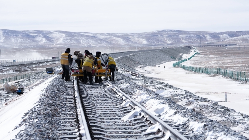 新春走基層丨在昆侖山腹地守護春運路